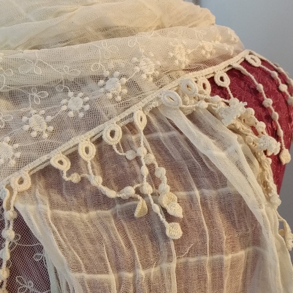 Elegant Cream Lace Scarf - Picture 2 of 4